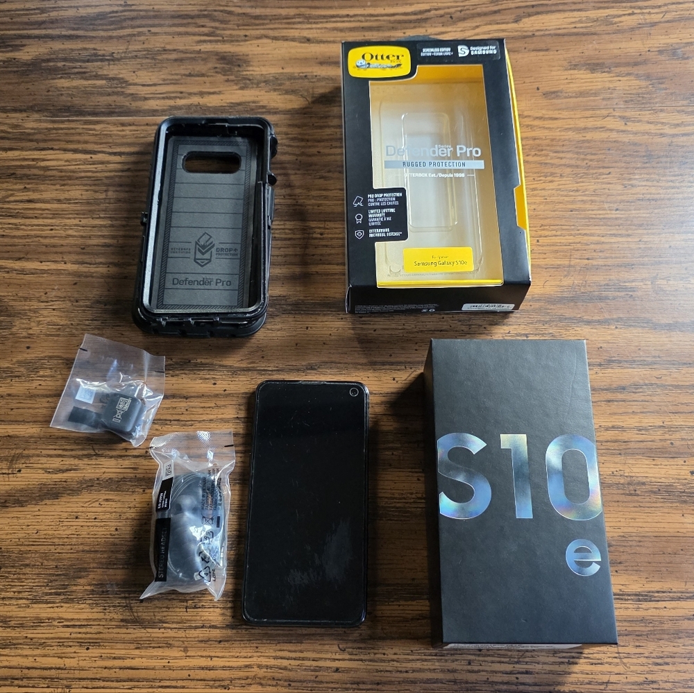 Samsung Galaxy S10E and Otterbox Defender Pro Bundle